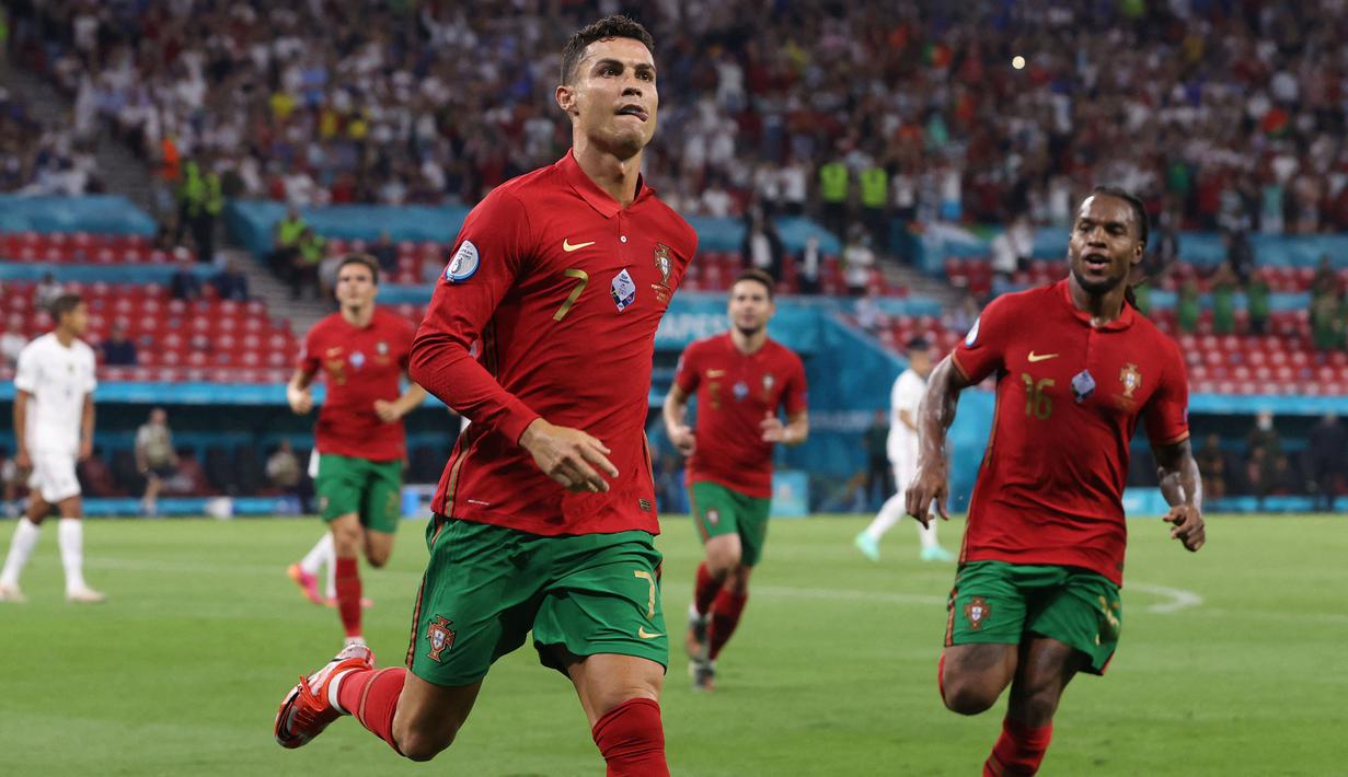 Timnas Portugal akan diisi nama-nama top di skuad mereka untuk Piala Dunia 2022 nanti. Fernando Santos telah mempersiapkan Cristiano Ronaldo, Joao Felix, dan Rafael Leao seabagai ujung tombak mereka. Namun, masih ada nama-nama lain yang menghuni bangku cadangan seperti Andre Silva, Goncalo Ramos, Goncalo Guedes, dan Francisco Trincao. (AFP/Bernadett Szabo)