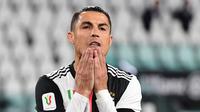Penyerang Juventus, Cristiano Ronaldo, tampak kecewa usai penaltinya gagal menghasilkan gol pada laga leg kedua semifinal Coppa Italia di Allianz Stadium, Sabtu (13/6/2020) dini hari WIB. Juventus bermain imbang 0-0 atas AC Milan. (AFP/Miguel Medina)
