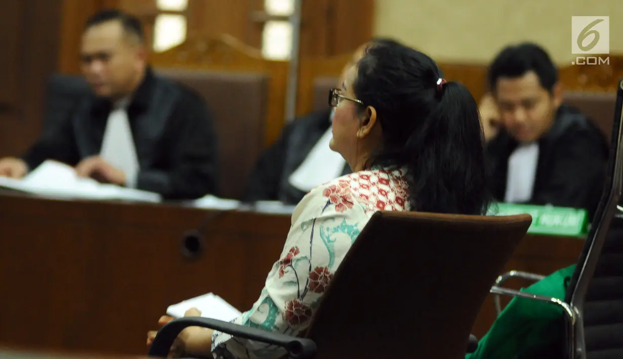 Terdakwa kesaksian palsu dalam perkara korupsi e-KTP, Miryam S. Haryani saat mengikuti sidang pembacaan pembelaan di Pengadilan Tipikor, Jakarta, Kamis (2/11). Sebelumnya, JPU KPK menuntut Miryam 8 tahun penjara. (Liputan6.com/Helmi Fithriansyah)