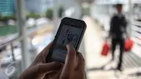 Game Pokemon Go terlihat pada layar smartphone seorang warga di Jakarta, Kamis (14/7). Game berbasis augmented reality, Pokemon Go, sedang nge-hits di kalangan warga Ibu Kota. (Liputan6.com/Faizal Fanani)