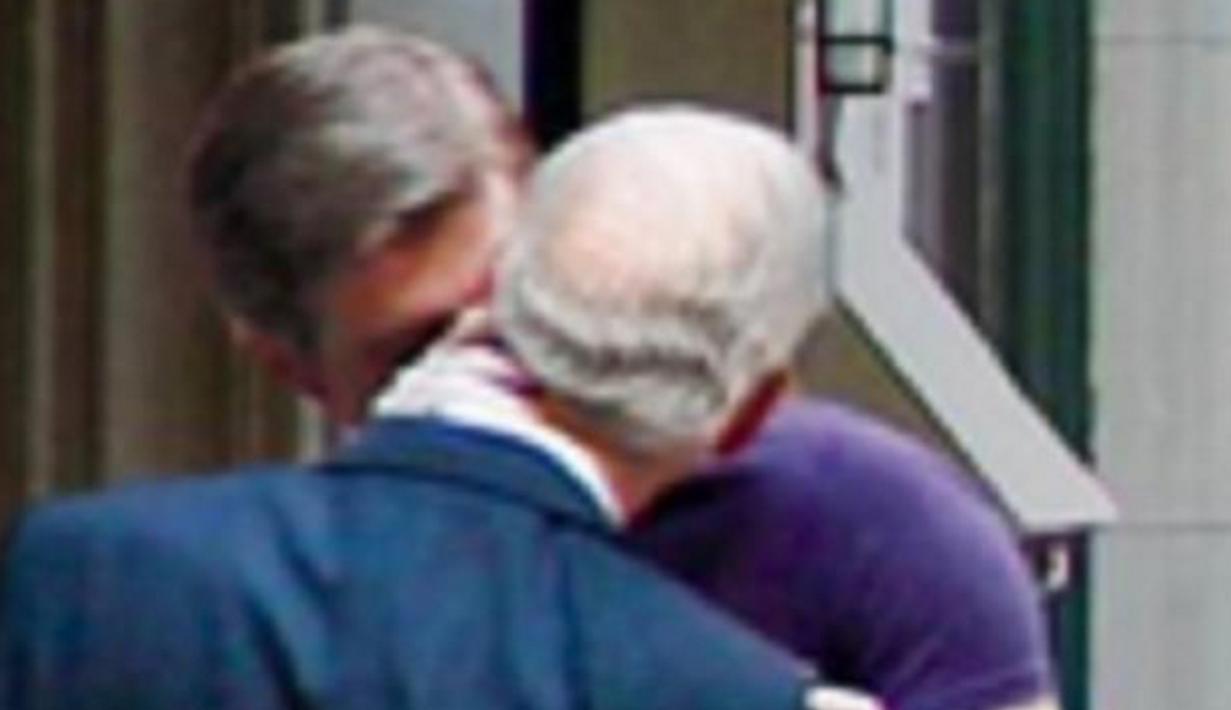 Sebuah foto yang diduga Pangeran Charles sedang mencium pria muda menghebohkan dunia maya. (twitter.com/ AJ_amyjoydonut)