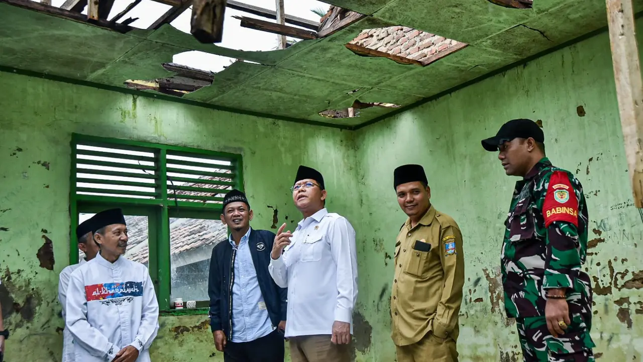 Utusan Khusus Presiden Bidang Ketahanan Pangan Muhamad Mardiono (ketiga dari kanan) mengunjungi Madrasah Ibtidaiyah Al-Khairiyah yang ambruk dan rusak akibat bencana alam, di Desa Angsana, Kecamatan Mancak, Kabupaten Serang, Banten (Istimewa)