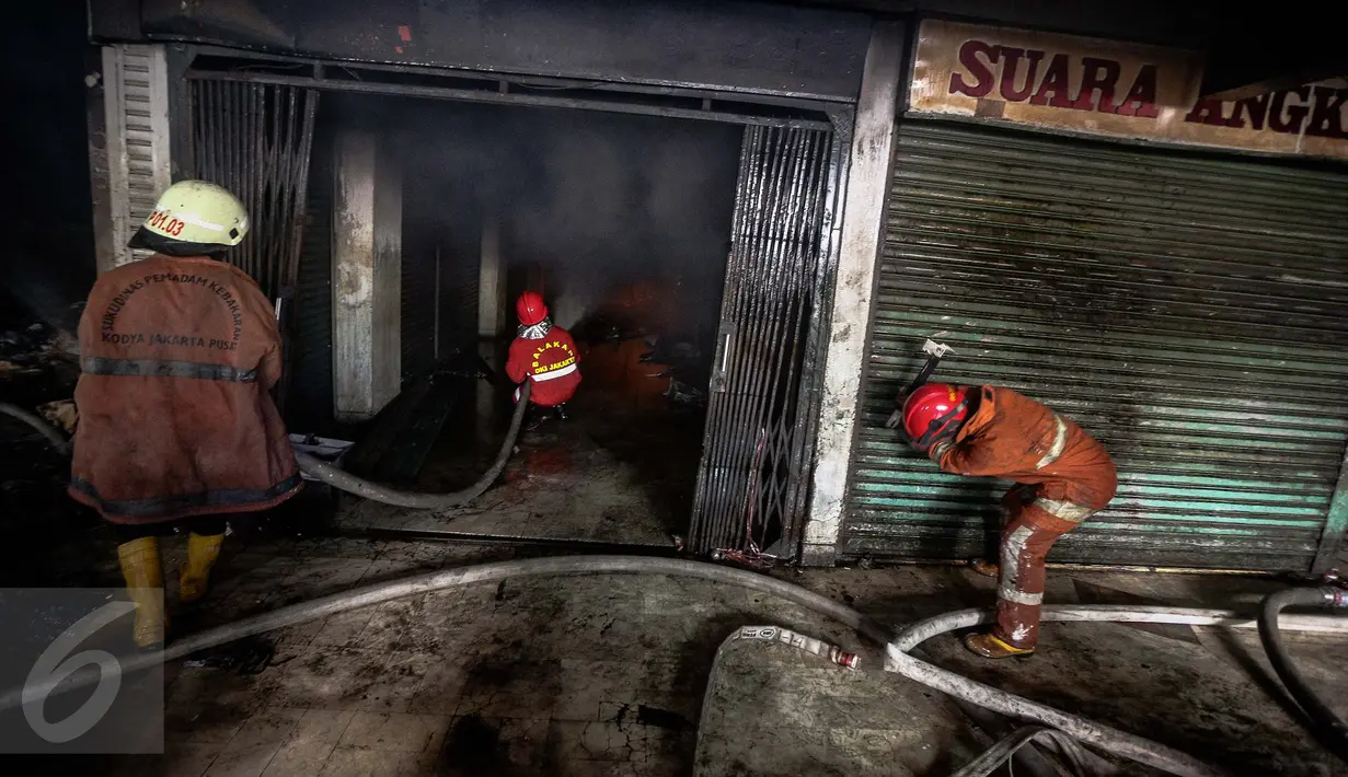 Petugas pemadam kebakaran berjibaku melakukan pemadaman di Pasar Senen, Jakarta Pusat, Kamis (19/1). Ada 42 unit mobil pemadam kebakaran yang dikerahkan ke lokasi kebakaran. (Liputan6.com/Faizal Fanani)