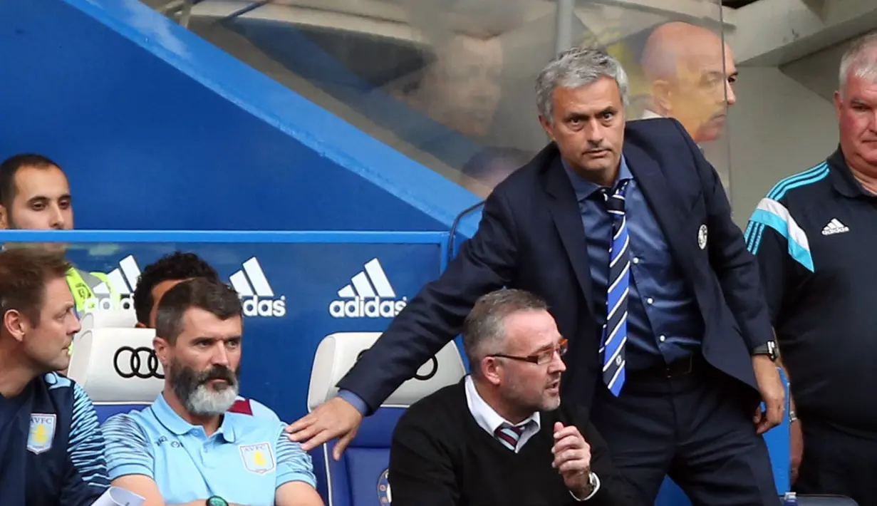 Pelatih Chelsea, Jose Mourinho (kanan), menyentuh Roy Keane (pelatih Aston Villa - kedua dari kiri) saat kedua tim berlaga di Stadion Stamford Bridge, London, (27/9/2014). (REUTERS/Paul Hackett)