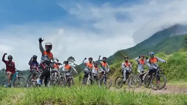 Bersepeda Menelusuri Jalur Klangon Merapi Bersama Pecinta Sepeda Gunung. sumberfoto: klaten tv