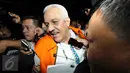 Ketua DPRD Sumatera Utara Ajib Shah saat akan memasuki mobil tahanan KPK di Gedung KPK, Jakarta, Selasa (10/11/2015). Ajib Shah ditahan terkait kasus dugaan suap DPRD Sumut periode 2009-2014 dan 2014-2019. (Liputan6.com/Helmi Afandi)