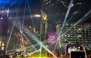 Hiruk Pikuk Pesta Kembang Api puncak acara Kirana Jakarta perayaan tahun baru di Bundaran Hi, Jakarta pada Selasa 31 Desember (dok Liputan6.com/Maheza Nurmiagita)