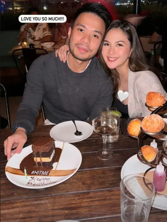 Jessica Mila dan Yakup Hasibuan tampil serasi dengan outfit bernuansa abu-abu layaknya masih pacaran [@jscmila]