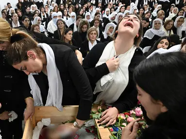 Para pelayat berkumpul di sekitar jenazah tentara Druze Israel, Mayor Jamal Abbas, saat pemakamannya di Pekiin, Israel, Minggu (19/11/2023). Abbas terbunuh dalam operasi darat militer di Jalur Gaza. (AP Photo/Rami Shlush)