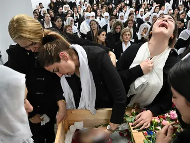 Para pelayat berkumpul di sekitar jenazah tentara Druze Israel, Mayor Jamal Abbas, saat pemakamannya di Pekiin, Israel, Minggu (19/11/2023). Abbas terbunuh dalam operasi darat militer di Jalur Gaza. (AP Photo/Rami Shlush)