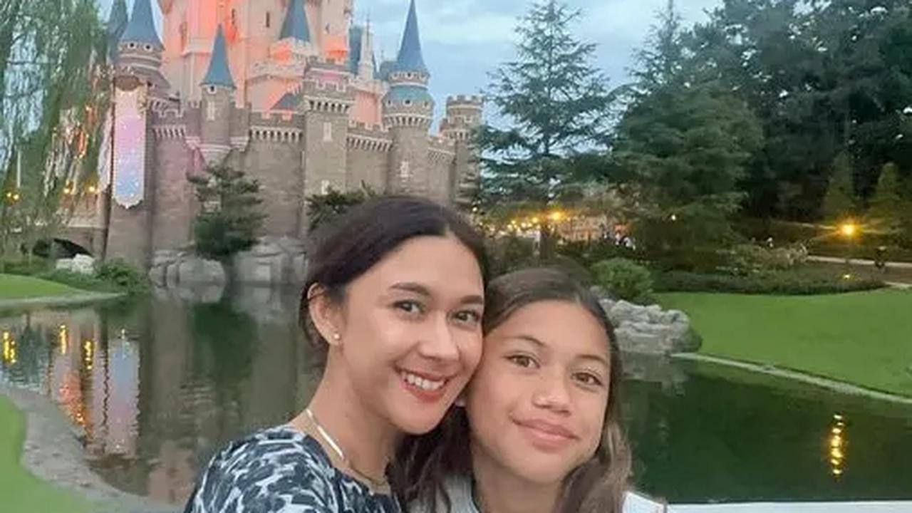 Momen Kompak Nana Mirdad dan Sarah Liburan di Jepang, Gemas Kayak Kakak Beradik