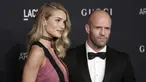 Model dan aktris Rosie Huntington -Whiteley bersama sang kekasih, aktor Jason Statham saat tiba untuk menghadiri gala LACMA Art + Film di Los Angeles, California, Minggu (7/11). (REUTERS / Jonathan Alcorn)