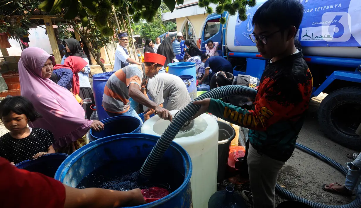 Bantuan tersebut dibagikan kepada ratusan warga terdampak dan langsung habis dalam waktu satu jam. (merdeka.com/Arie Basuki)
