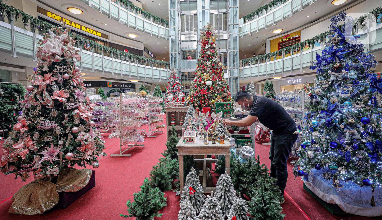 Pekerja merapikan pernak-pernik Natal di Mal Artha Graha, Jakarta, Sabtu (4/12/2021). Jelang perayaan Natal 25 Desember sejumlah mal di ibukota mulai menjual berbagai kebutuhan Natal mulai dari pernak-pernik hingga pohon Natal dengan kisaran harga Rp10.000-Rp5 juta. (Liputan6.com/Faizal Fanani)