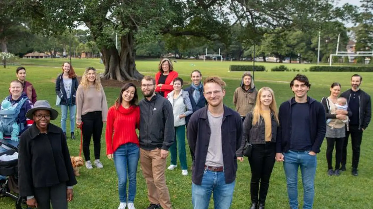 Jack Begbie dengan teman-teman barunya, yang tak lain adalah tetangganya sendiri di kawasan Ashfield, Sydney. (Foto: Sophie Persson Hawkshaw)