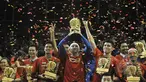 Pemain Satria Muda Britama Jakarta merayakan kemenangan usai mengalahkan Pelita Jaya Energi-MP Jakarta pada laga babak Grand Final Championship Series IndiHome Liga Bola Basket Nasional Indonesia di Jakarta, Minggu (10/5). (Liputan6.com/Herman Zakharia)