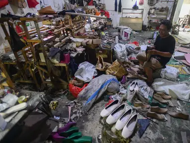 Pekerja menyelesaikan proses pembuatan alas kaki di industri rumahan sepatu wanita OB Shoes di kawasan Pondok Petir, Depok, Jawa Barat, Rabu (2/7/2025). (merdeka.com/Arie Basuki)
