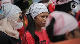 Sejumlah Pekerja Rumah Tangga (PRT) yang tergabung dalam Koalisi Sipil Untuk UU Perlindungan PRT melakukan aksi di depan Gedung DPR, Jakarta, Rabu (15/7/2023). Mereka mendesak Presiden dan Ketua DPR bersuara untuk mendukung pengesahan Undang-Undang Perlindungan Pekerja Rumah Tangga (RUU PPRT) guna menghentikan kekerasan dan praktek perbudakan modern terhadap ibu-ibu pekerja rumah tangga. (Liputan6.com/Faizal Fanani)