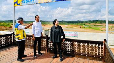 Presiden Jokowi meninjau pembangunan dasar yang sudah dimulai di Ibu Kota Nusantara (IKN) didampingi para menteri dan Ketua DPR Puan Maharani