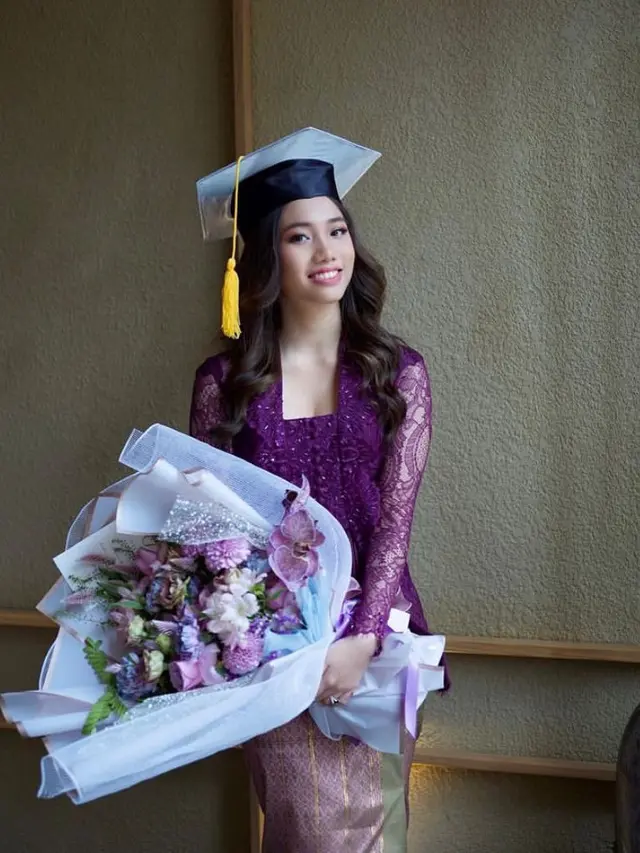 Pesona Jasmine Abeng, Putri Sulung Ririn Ekawati Berbalut Kebaya dan Kain Bugis Saat Wisuda SMA