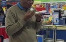 Random Banget, Aksi Bapak Tiba-tiba Ikut Lomba Makan Telur saat Belanja Ini Viral