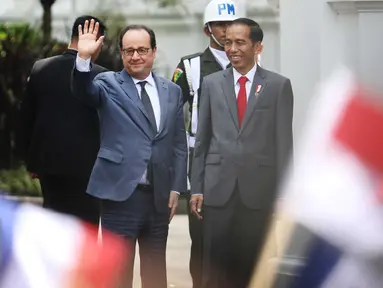 Presiden Joko Widodo (kanan) menyambut kedatangan Presiden Prancis Francois Hollande di Istana Merdeka, Jakarta, Rabu (29/3). Kunjungan kenegaraan ini merupakan rangkaian lawatan Presiden Prancis ke Asia Tenggara. (Liputan6.com/Angga Yuniar)