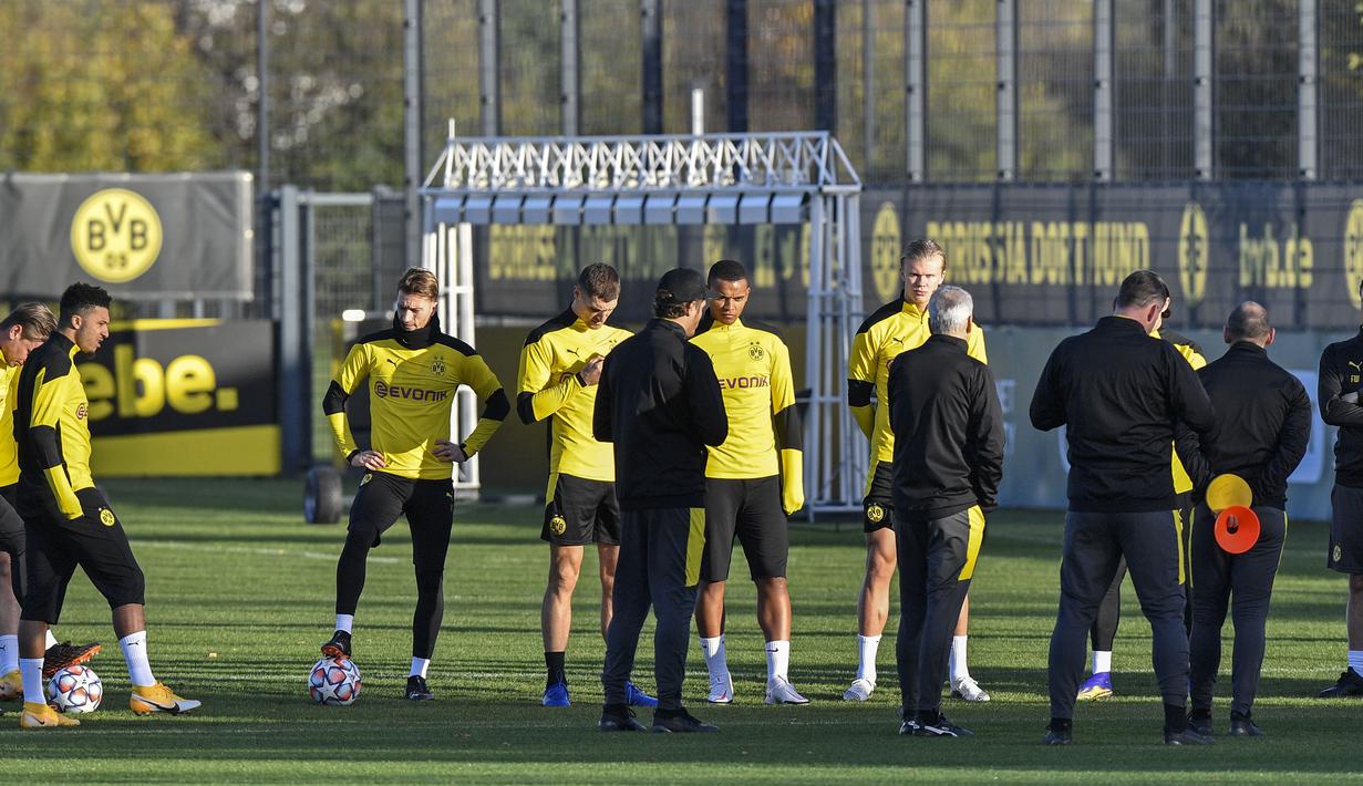 Pelatih Borrusia Dortmund, Lucien Favre berbicara dengan para pemainnya saat latihan di tempat latihan di Dortmund, Jerman, Selasa (3/11/2020). Dortmund akan bertanding melawan Club Brugge pada grup F Liga Champions di Jan Breydel Stadion, Belgia. (AP Photo/Martin Meissner)