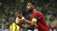 Bruno Fernandes. Gagal membuktikan kepercayaan dengan dipilihnya menjabat kapten tim ketimbang David De Gea. Performanya seakan menghilang untuk menunjang serangan di babak pertama, meski akhirnya dapat diperbaiki di babak kedua. Setara dengan Paul Pogba, poin 6,5 untuknya. (AP/Maja Hitij/Pool)