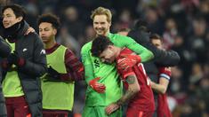 Kiper muda Liverpool, Caoimhin Kelleher menjadi sorotan usai penampilan apiknya yang berhasil membawa Liverpool memenangkan babak adu penalti melawan Leicester City pada laga Perempatfinal Carabao Cup 2021. (AFP/Oli Scarff)