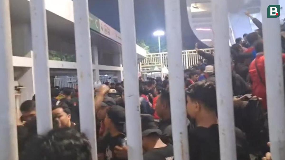 Kisruh karena Berdesakan di Pintu Masuk Tribune Selatan SUGBK: Sejumlah Suporter Tumbang dan Dapat Bantuan Oksigen