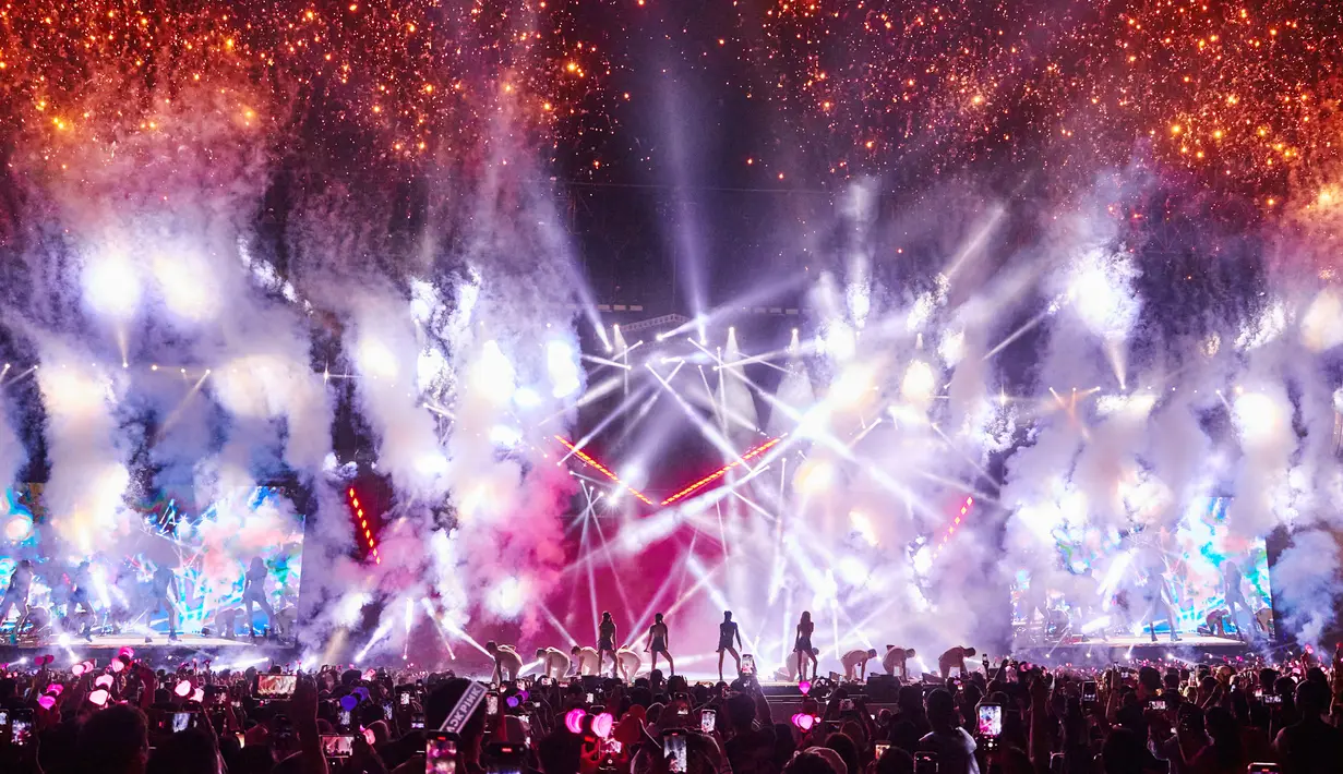 Para BLINK yang tak mau ketinggalan untuk melihat aksi idolanya Rose dkk pun beramai-ramai membeli tiket. Hampir seluruh kapasitas Stadion Utama GBK 77 ribu ditutupi warna pink di hari pertama, dan kedua. (FOTO: YG Entertainment )