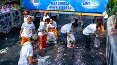 Warga bersih-bersih sampah pada aliran sungai di Lingkungan RW 03, Kelurahan Kampung Bali, Kecamatan Tanah Abang, Jakarta Pusat. Perilaku masyarakat sekitar yang menjaga kebersihan lingkungan tempat tinggal secara bertahap menjadi kebiasaan baik yang diharapkan bisa menjadi kampung percontohan di tengah Kota Jakarta. (Dok. BRI)