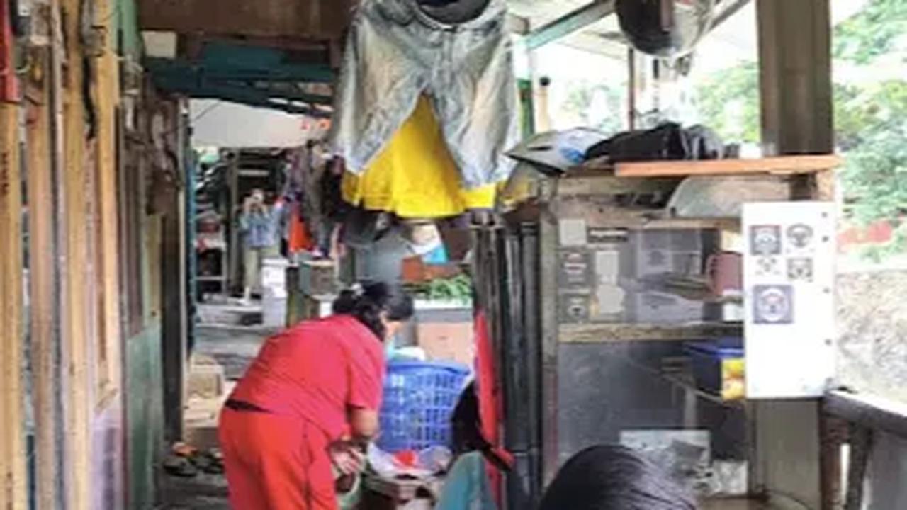 Gang Sempit Bau Pesing