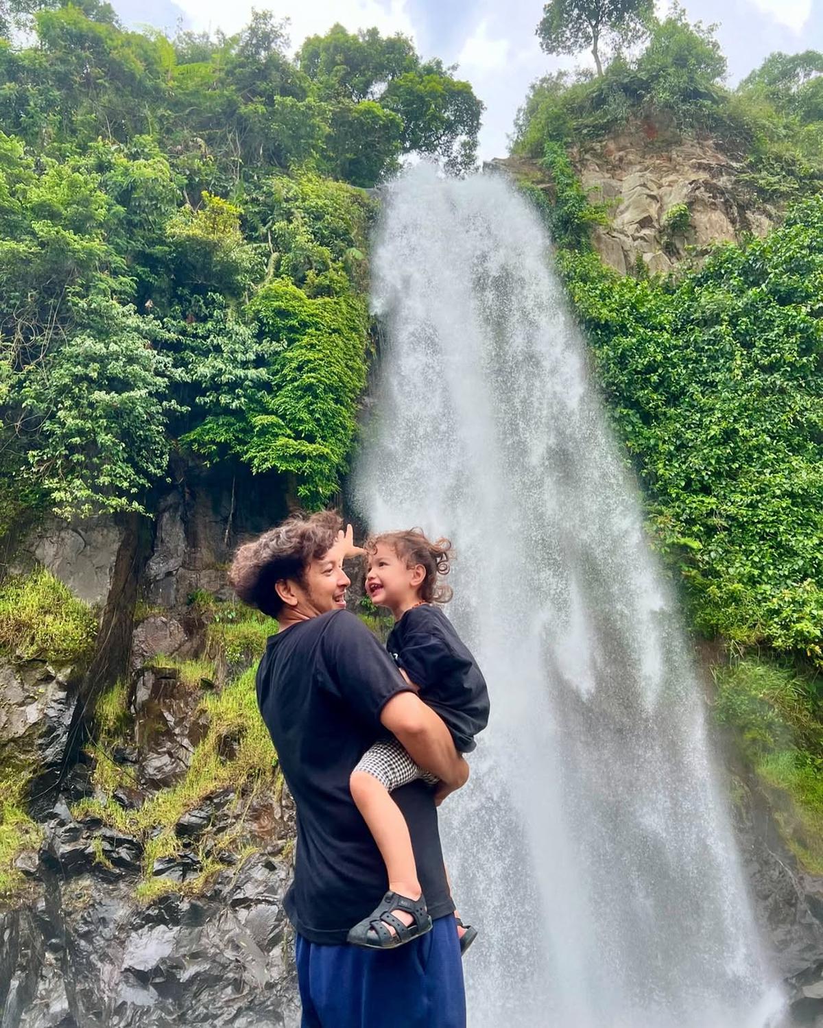Potret Nadine Chandrawinata Ajak 2 Anaknya ke Curug, Kompak Sama Dimas Anggara