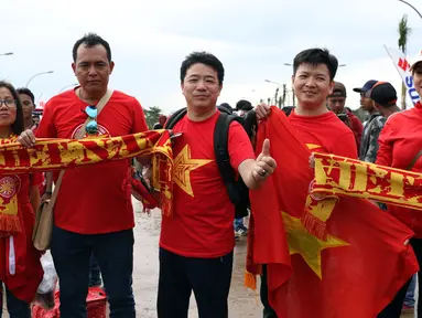 Suporter Timnas Vietnam membentangkan syal jelang memasuki Stadion Pakansari, Bogor, Sabtu (3/12). Timnas Vietnam akan melakoni laga tandang semifinal pertama Piala AFF 2016 melawan Indonesia. (Liputan6.com/Helmi Fithriansyah)