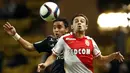 Gelandang AS Monaco, Bernardo Silva, duel udara dengan pemain Olympique Lyon, Da Silva Rafael pada laga lanjutan Liga 1 di Stadion Louis II, Prancis (16/10/2015). (EPA/Sebastien Nogier)