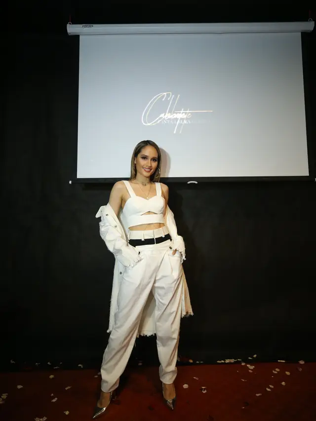 [Fimela] Cinta Laura