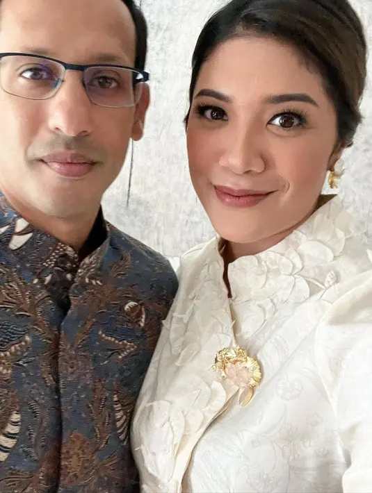 Di momen lain, penampilannya tak kalah memesona saat kenakan kebaya janggan berwarna putih dengan aksen dedaunan 3D yang apik. [@frankamakarim].