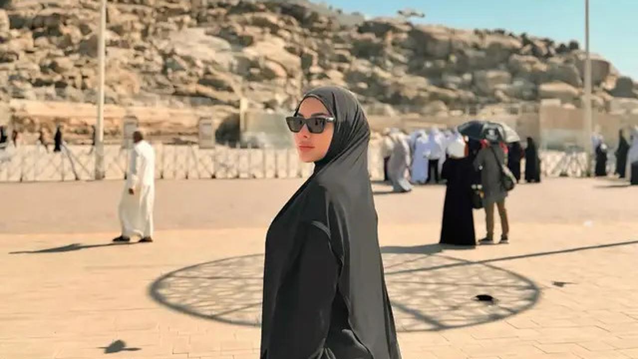 6 Foto Nikita Mirzani Umrah Bareng 2 Putranya, Wakaf 300 Alquran dan Doakan Umat Islam Bisa ke Makkah