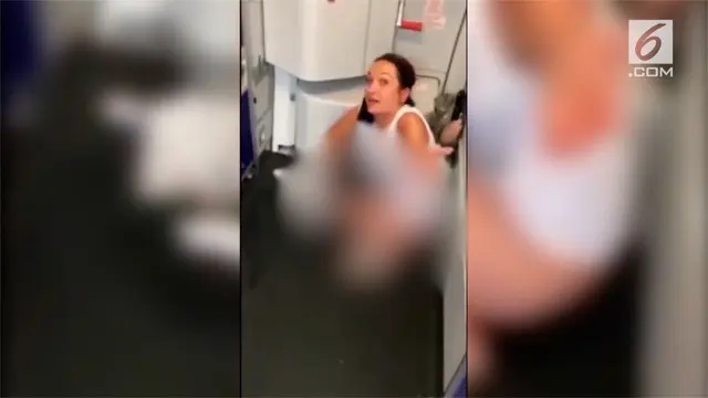 Seorang perempuan nekat kencing di lantai pesawat lantaran dilarang pramugari untuk masuk ke kamar mandi.