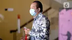 Advokat, Hardja Karsana Kosasih menunggu akan menjalani pemeriksaan di Gedung KPK, Jakarta, Rabu (20/5/2020). Hardja diperiksa sebagai saksi untuk menelusuri aset-aset tersangka mantan Sekretaris Mahkamah Agung (MA), Nurhadi. (merdeka.com/Dwi Narwoko)