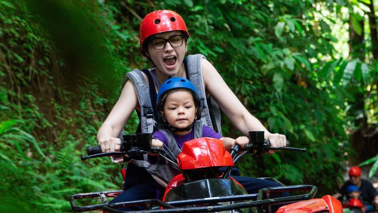 Potret Gemas Kebersamaan Kimberly Rider Bersama Kedua Anaknya