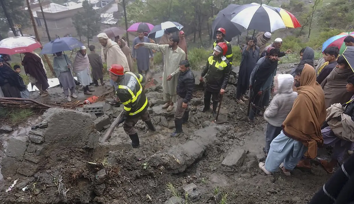 Hujan dan badai petir diperkirakan masih akan melanda Pakistan dalam beberapa hari ke depan, menurut ahli meteorologi. (Rescue 1122 Emergency Department via AP)