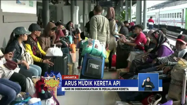 Stasiun Pasar Senen Masih Terpantau Padat