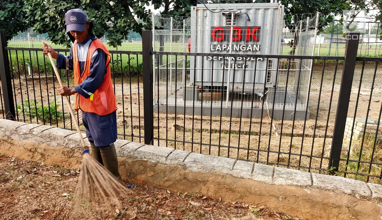 Petugas kebersihan menyapu dekat alat ukur  kualitas udara di Senayan, Jakarta, Selasa (9/7/2019). Kepala Dinas Lingkungan Hidup dan Kebersihan DKI Jakarta Andono Warih mengatakan bakal mengajukan anggaran penambahan alat ukur kualitas udara sebanyak delapan buah. (Liputan6.com/Immanuel Antonius)