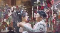 Momen ngunduh mantu Denny Caknan dan Bella Bonita. [Foto: Instagram/androzlegho]