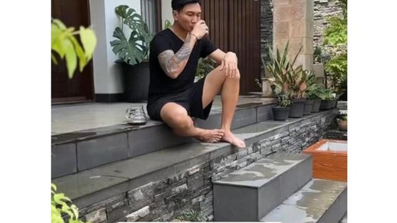 7 Potret Teras Depan Rumah Anji, Halaman Dipakai Berkebun dan Budidaya Sirih China
