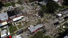 Puing-puing menutupi tanah usai ledakan di Baltimore, Maryland, Amerika Serikat, Senin (10/8/2020). Ledakan yang diduga akibat kebocoran gas tersebut menewaskan seorang wanita dan melukai enam orang lainnya. (AP Photo/Julio Cortez)