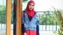 Lagi-lagi warna merah yang dipilih Zaskia Adya Mecca. Kali ini celana kullot dan hijab merahnya itu ia padukan dengan atasan berwarna navy blue dan denim jacket. (Instagram/zaskiadyamecca)
