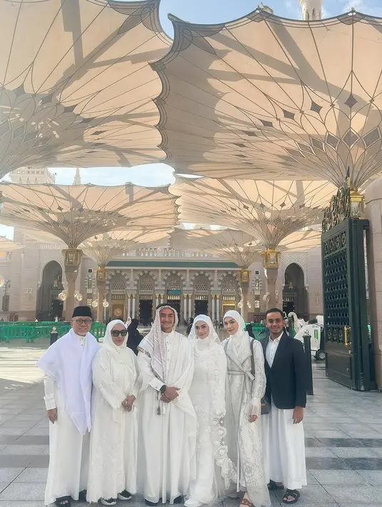 Momen tersebut tentu menjadi kenangan yang sangat berarti bagi mereka berdua, dengan Masjid Nabawi sebagai saksi bisu dari ikatan suci mereka.Selamat untuk Zumi Zola dan Putri Zulkifli Hasan!  [@putri_zulhas].